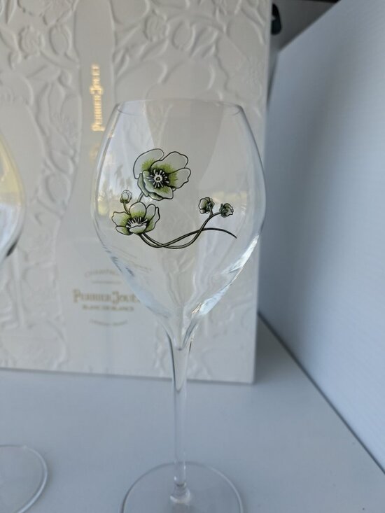 2 Perrier Jouet Belle Epoque Champagne Flutes Hand-Painted  Perrier Jouet Green & White Belle Époque Tulip Champagne Glasses Set of 2